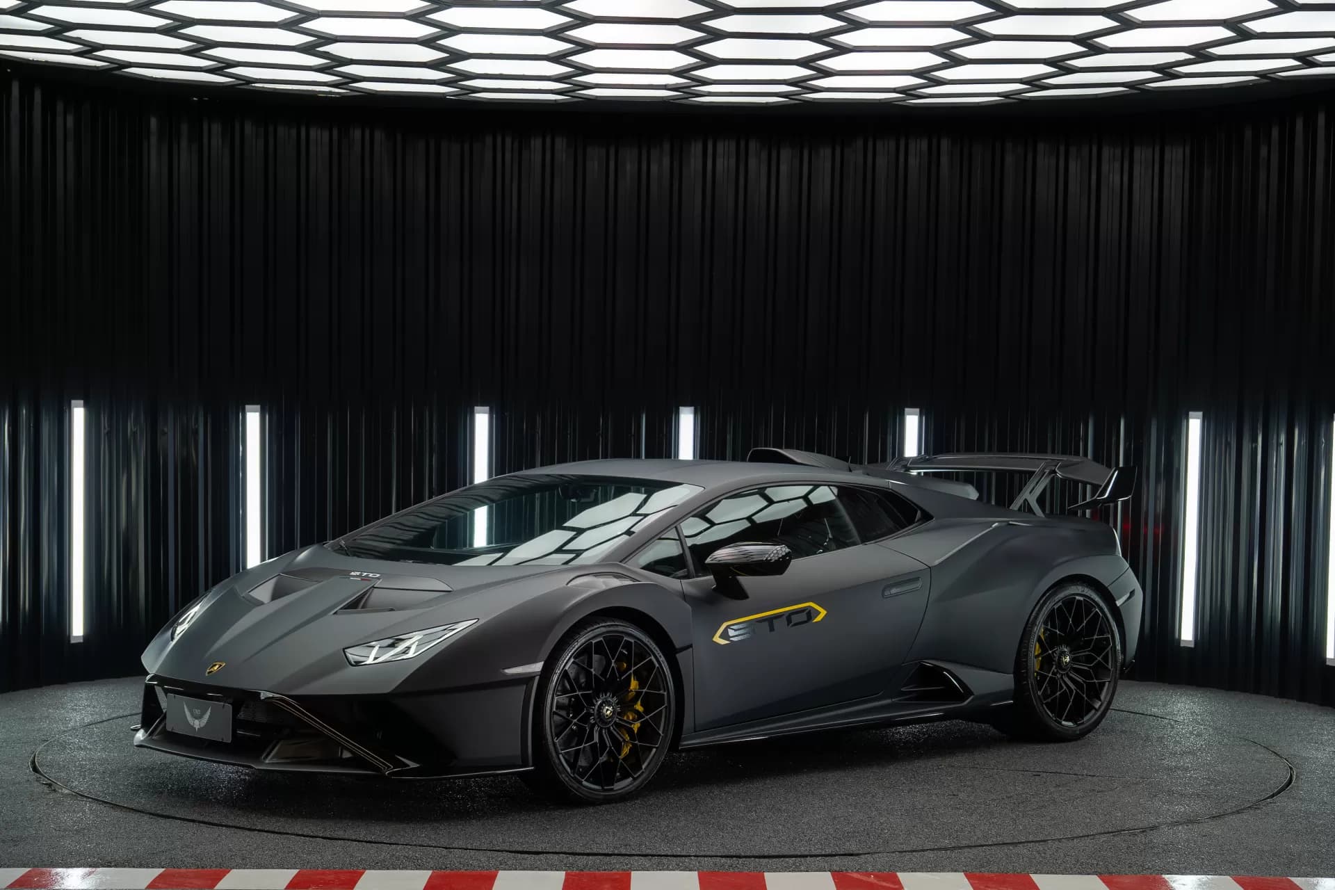 LAMBORGHINI HURACAN STO
